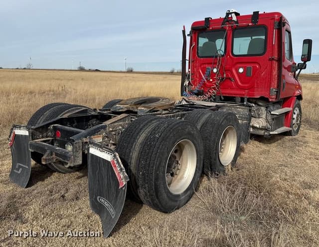Image of Freightliner Cascadia equipment image 4