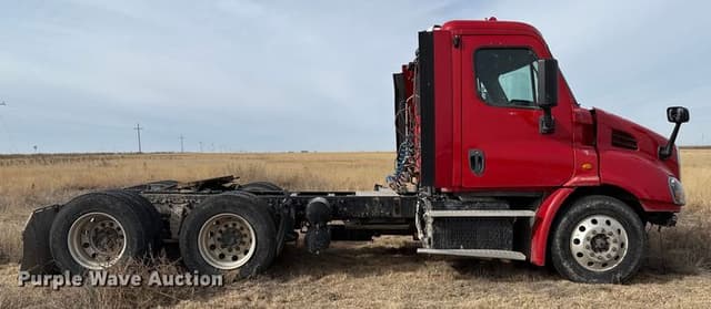 Image of Freightliner Cascadia equipment image 3