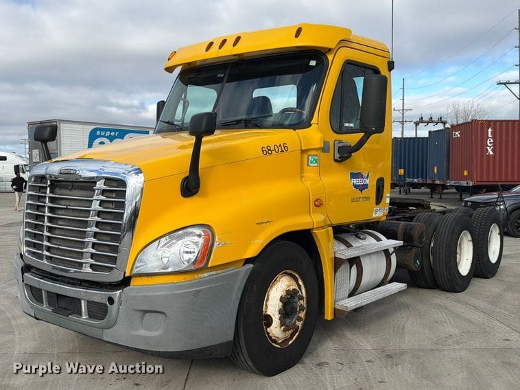 2015 Freightliner Cascadia Equipment Image0