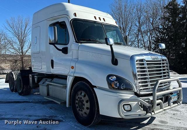 Image of Freightliner Cascadia equipment image 2