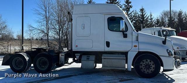 Image of Freightliner Cascadia equipment image 3