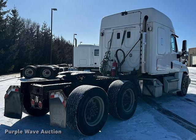 Image of Freightliner Cascadia equipment image 4