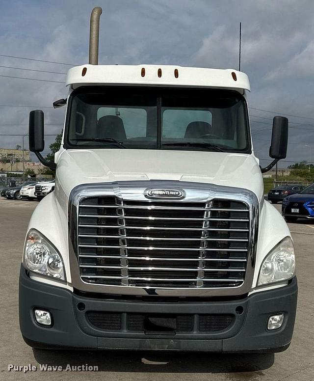 Image of Freightliner Cascadia equipment image 1