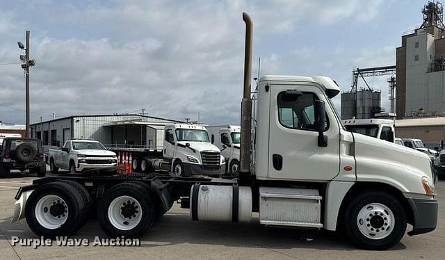 Image of Freightliner Cascadia equipment image 3