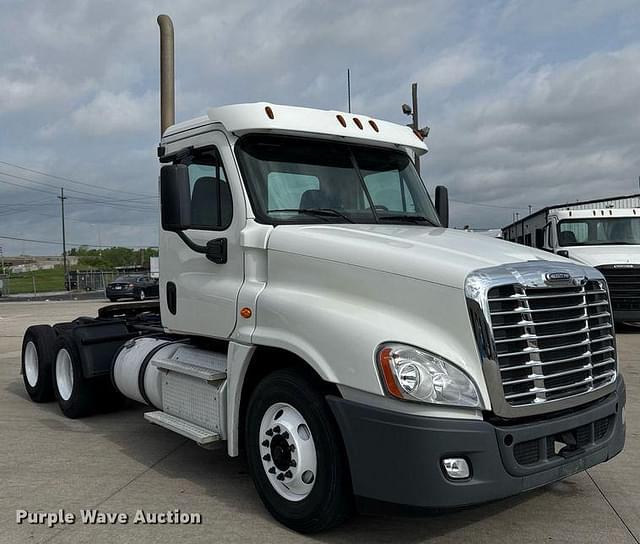 Image of Freightliner Cascadia equipment image 2