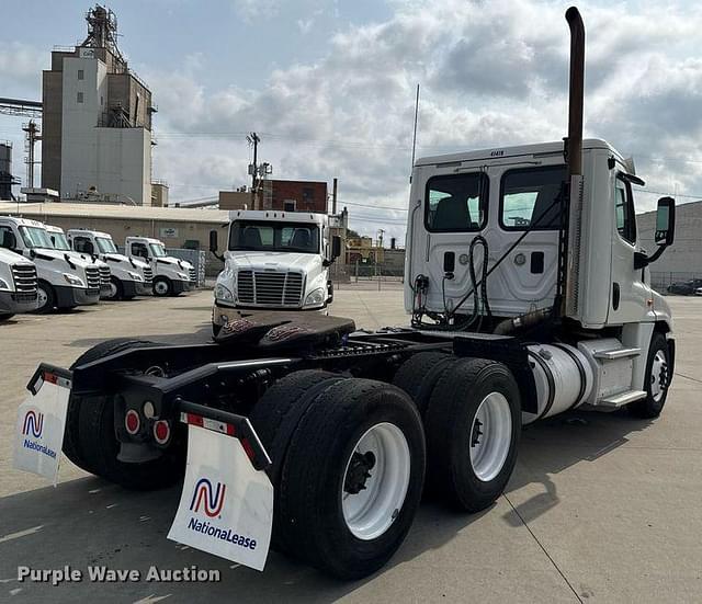 Image of Freightliner Cascadia equipment image 4