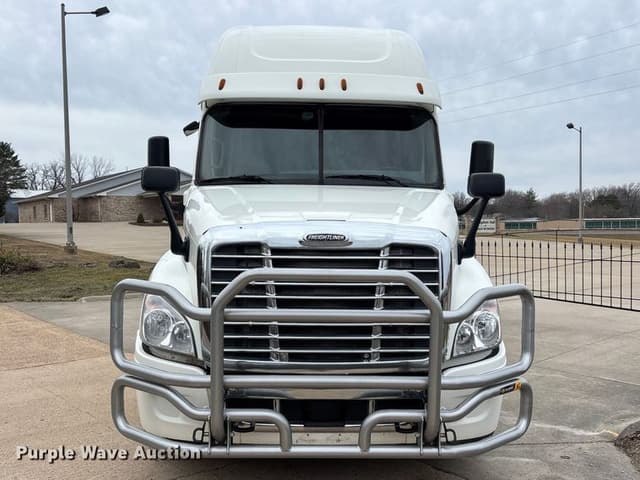 Image of Freightliner Cascadia equipment image 1