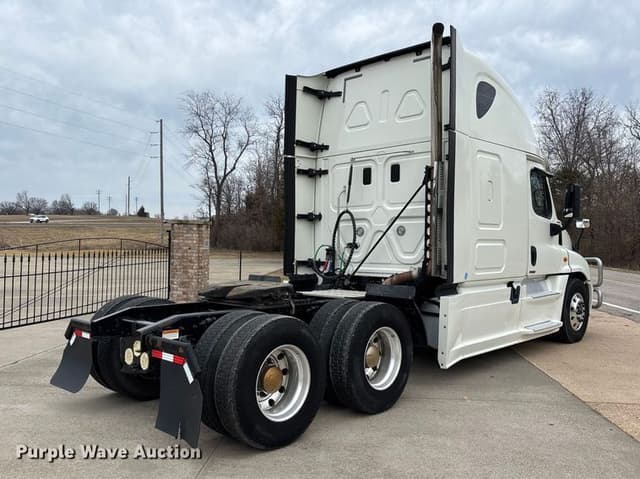 Image of Freightliner Cascadia equipment image 4