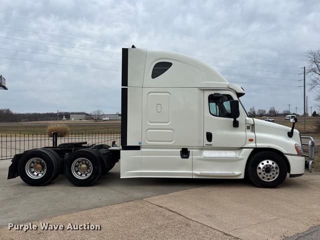 Image of Freightliner Cascadia equipment image 3