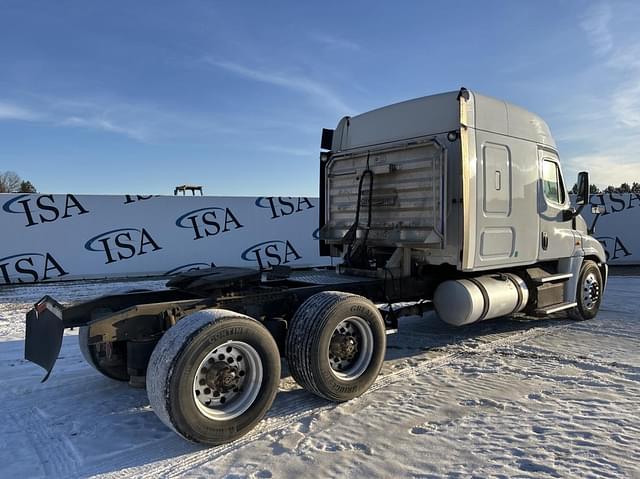 Image of Freightliner Cascadia equipment image 4