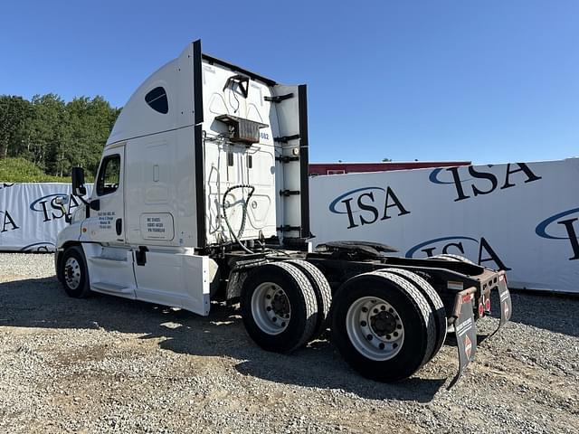Image of Freightliner Cascadia equipment image 2