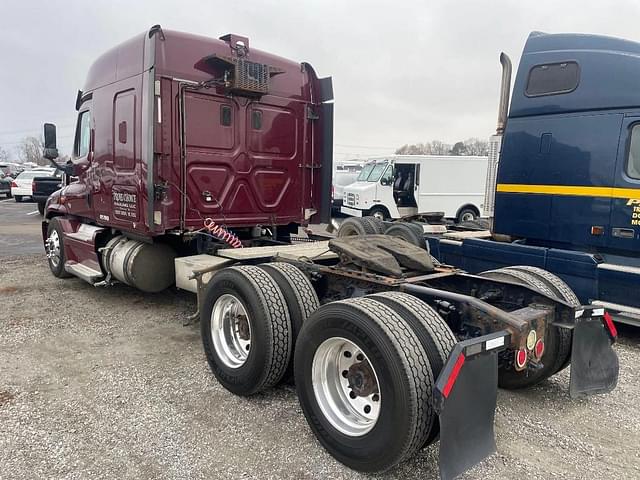 Image of Freightliner Cascadia equipment image 2