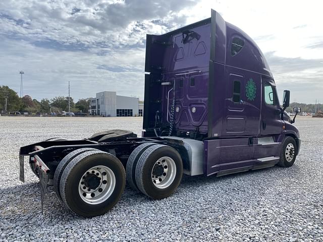 Image of Freightliner Cascadia equipment image 2