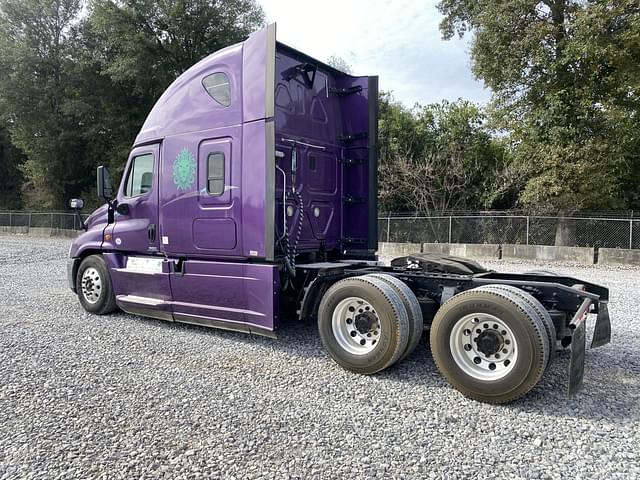 Image of Freightliner Cascadia equipment image 1