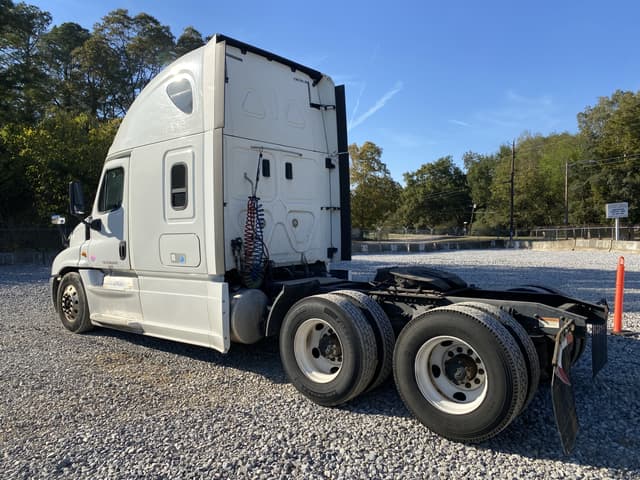 Image of Freightliner Cascadia equipment image 1