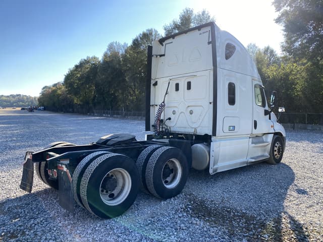 Image of Freightliner Cascadia equipment image 2