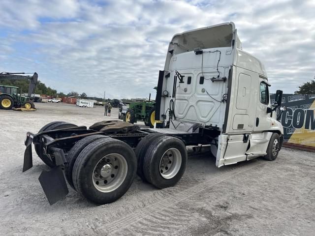 Image of Freightliner Cascadia equipment image 3