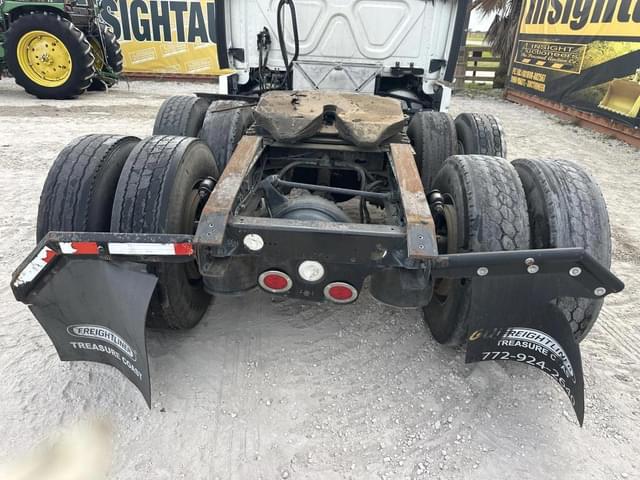 Image of Freightliner Cascadia equipment image 2