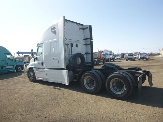 Image of Freightliner Cascadia equipment image 3
