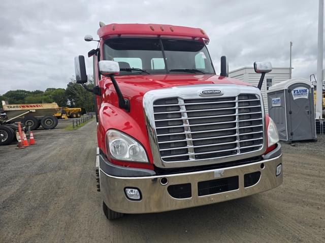 Image of Freightliner Cascadia equipment image 2