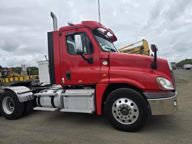 Image of Freightliner Cascadia equipment image 4