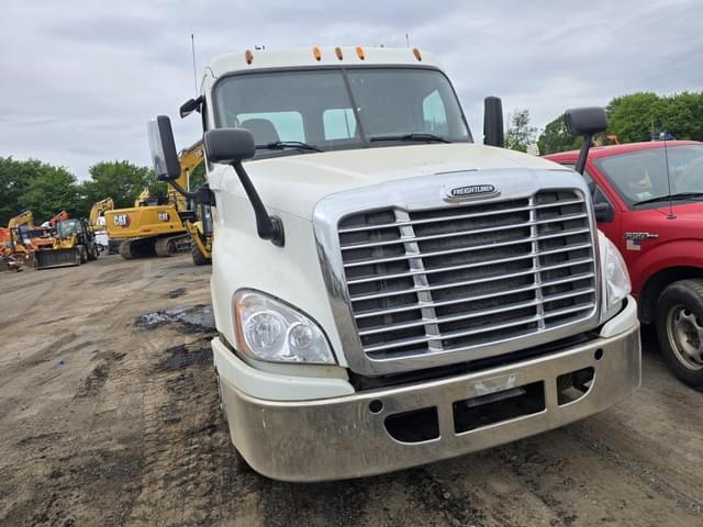 Image of Freightliner Cascadia equipment image 2