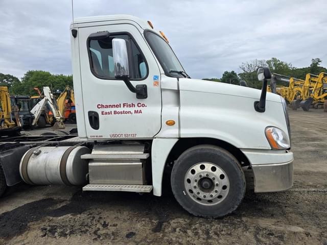 Image of Freightliner Cascadia equipment image 4