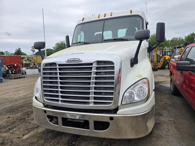 Image of Freightliner Cascadia equipment image 1