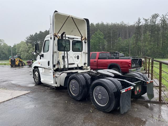 Image of Freightliner Cascadia equipment image 1