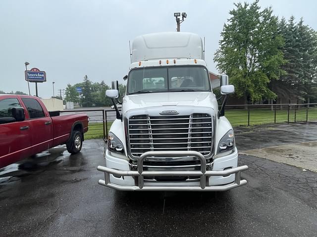 Image of Freightliner Cascadia equipment image 4