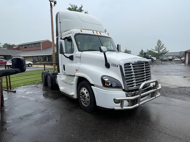 Image of Freightliner Cascadia equipment image 3