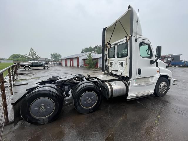 Image of Freightliner Cascadia equipment image 2