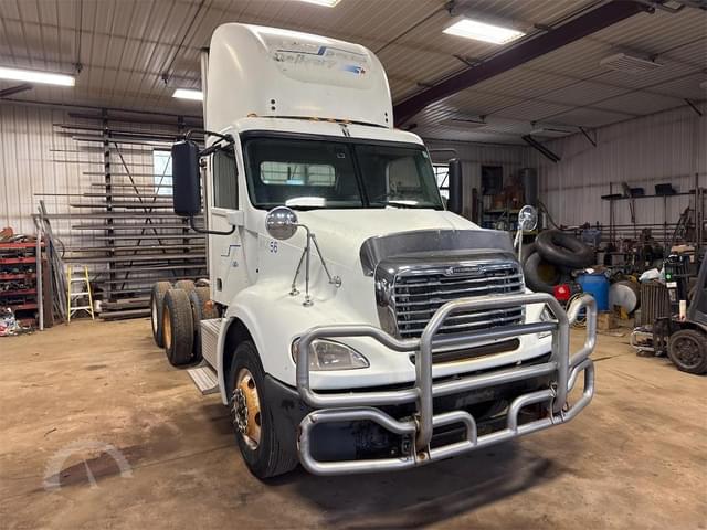 Image of Freightliner Columbia 112 equipment image 2