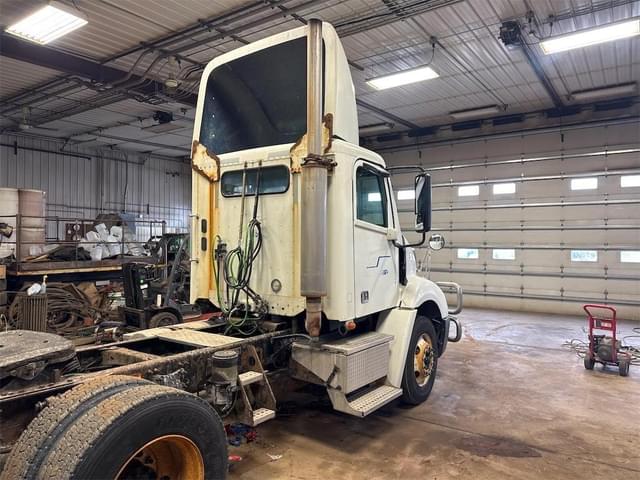 Image of Freightliner Columbia 112 equipment image 3