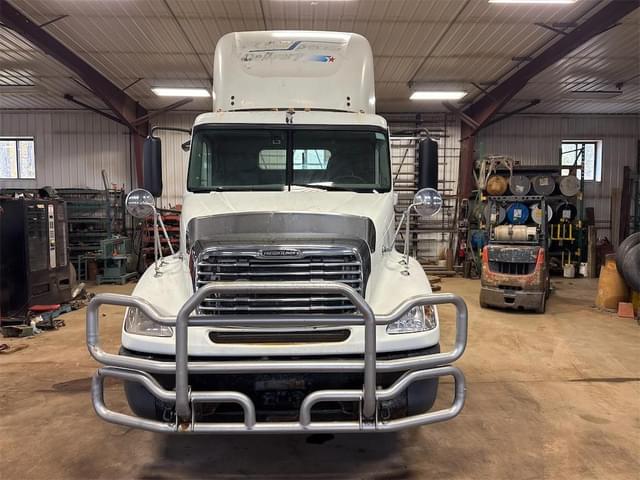 Image of Freightliner Columbia 112 equipment image 1
