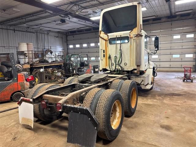 Image of Freightliner Columbia 112 equipment image 4