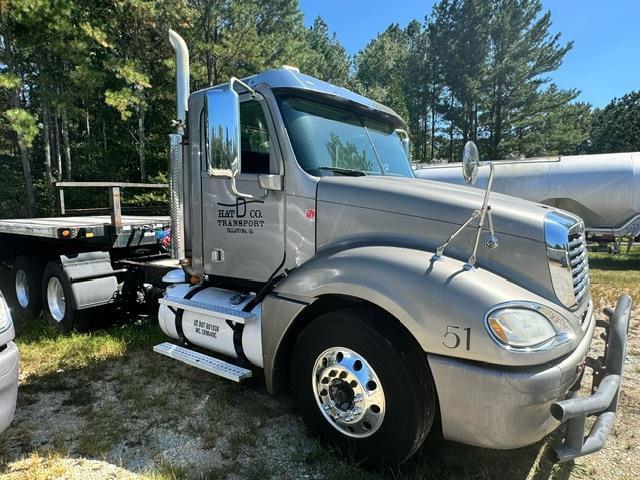 Image of Freightliner Columbia 120 equipment image 2