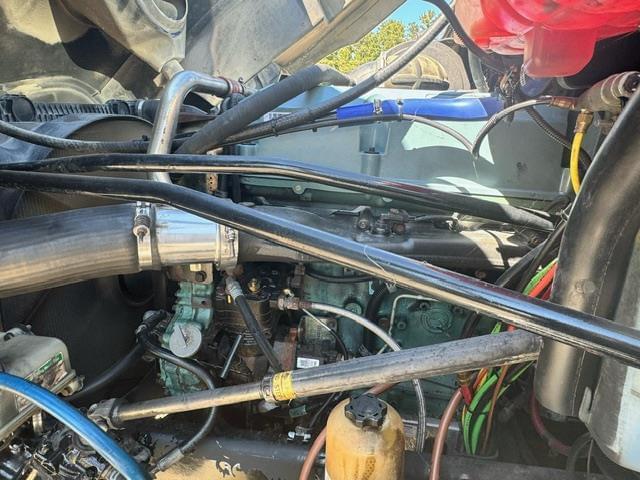 Image of Freightliner Columbia 120 equipment image 4