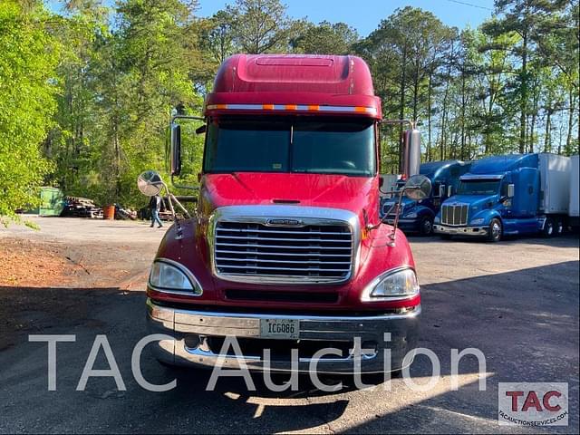 Image of Freightliner Columbia 120 equipment image 1