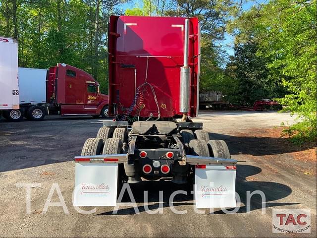 Image of Freightliner Columbia 120 equipment image 3