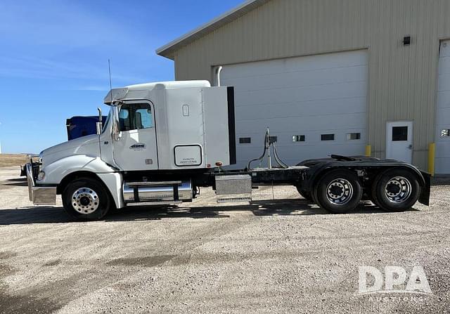 Image of Freightliner Columbia equipment image 1