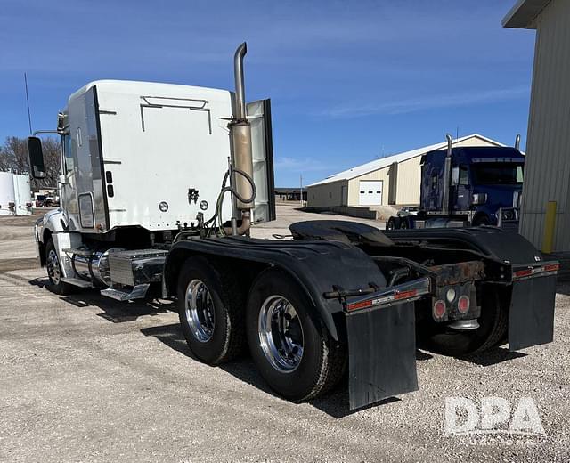 Image of Freightliner Columbia equipment image 2