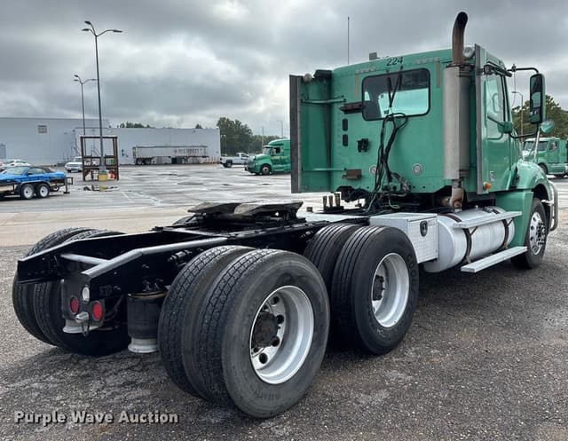 Image of Freightliner Columbia equipment image 4