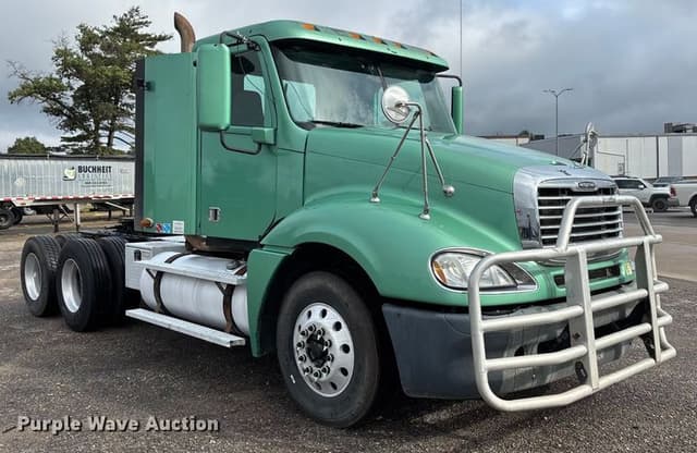 Image of Freightliner Columbia equipment image 2