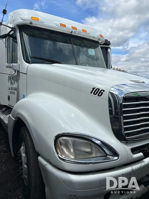 Image of Freightliner Columbia equipment image 1
