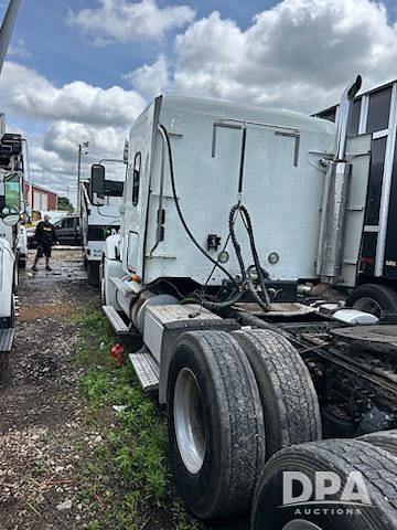Image of Freightliner Columbia equipment image 3