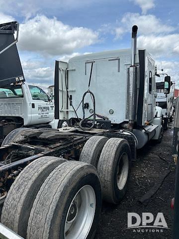 Image of Freightliner Columbia equipment image 2