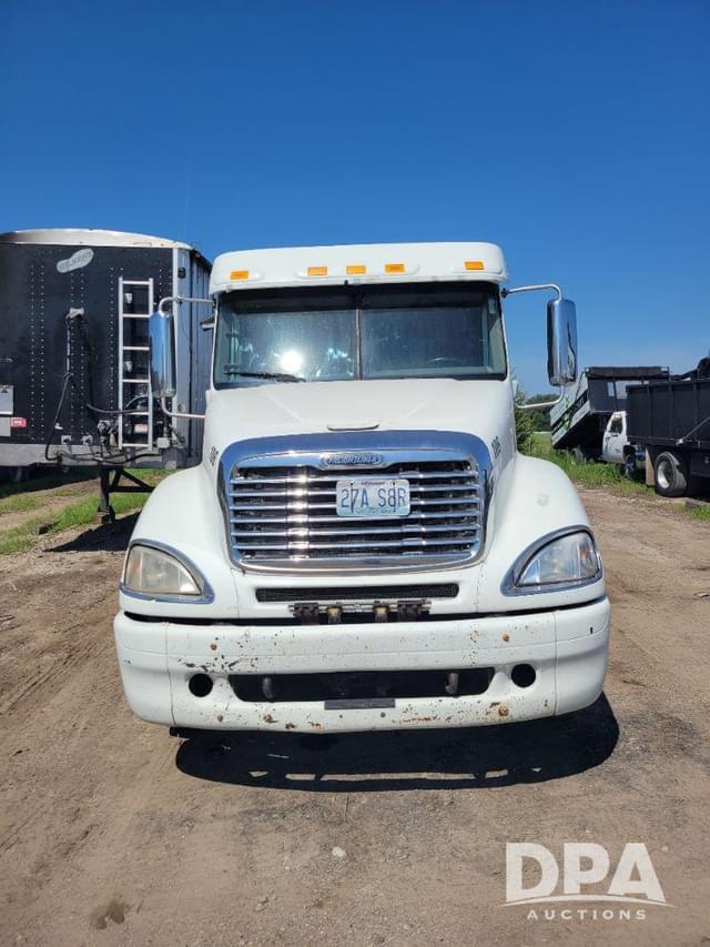 Image of Freightliner Columbia equipment image 2