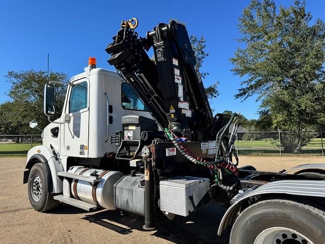 Image of Freightliner 122SD equipment image 3