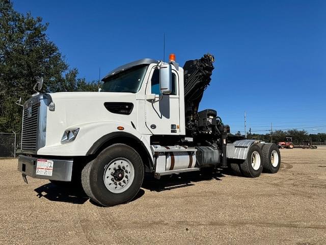 Image of Freightliner 122SD Primary image